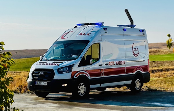 Hasta nakil sürecinde sağlık ekibi hastaya bilgilendirme yapıyor